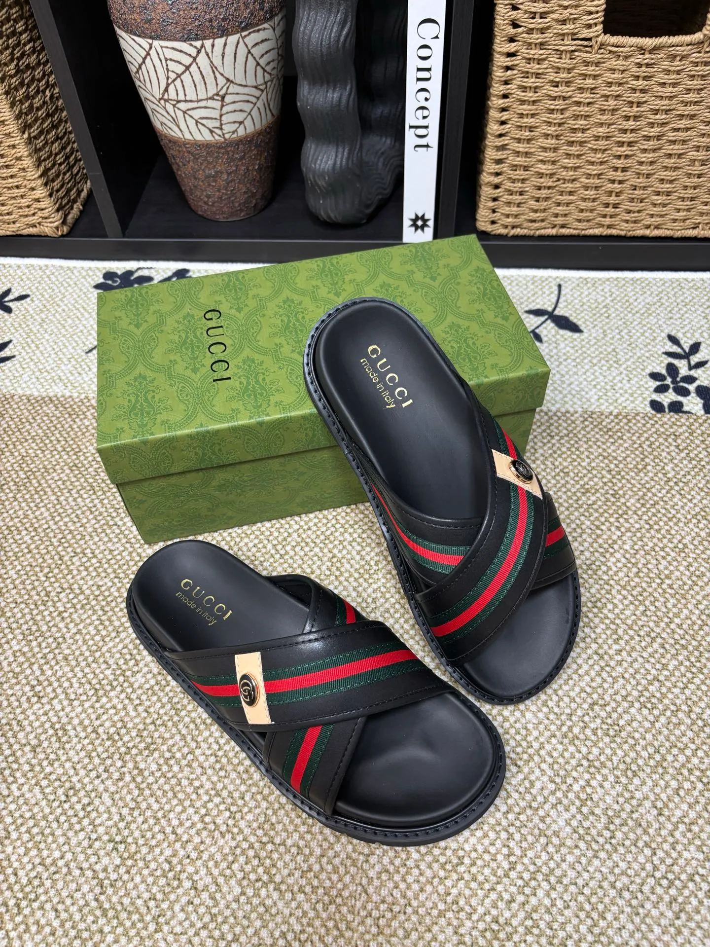 Factory 💰 300 yuan Gucci slippers] high-end men's shoes brand official website 1:1 latest masterpiece: original mold customization, the fabric is made of imported original materials, upgraded outsole, lighter and non-slip. The market's top quality, simple yet tasteful, a must-have for fashionistas, fashionable at your feet, full of confidence, the same style at the counter 👍The season of summer slippers is here. Code: 38-45 (45 customized)